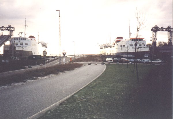 M/F Knudshoved og M/F Sprog i Halsskov den 21. 12. 1996 